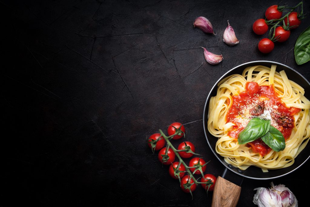 spaghetti bolognese z parmezanem