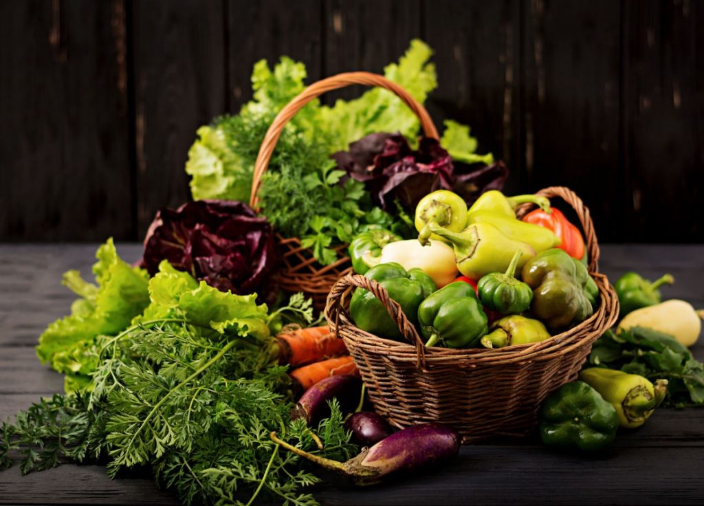 post warzywno-owocowy koszyk z warzywami